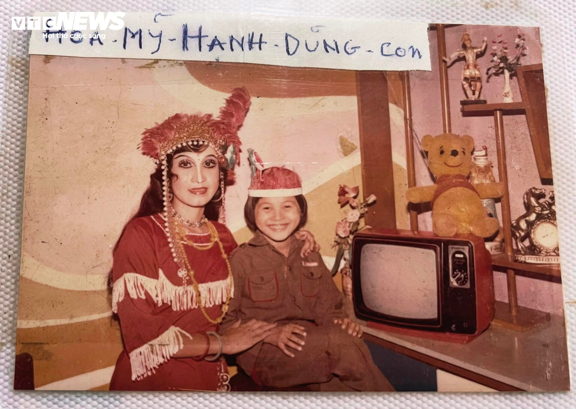 Hoa Mỹ Hạnh và con trai.