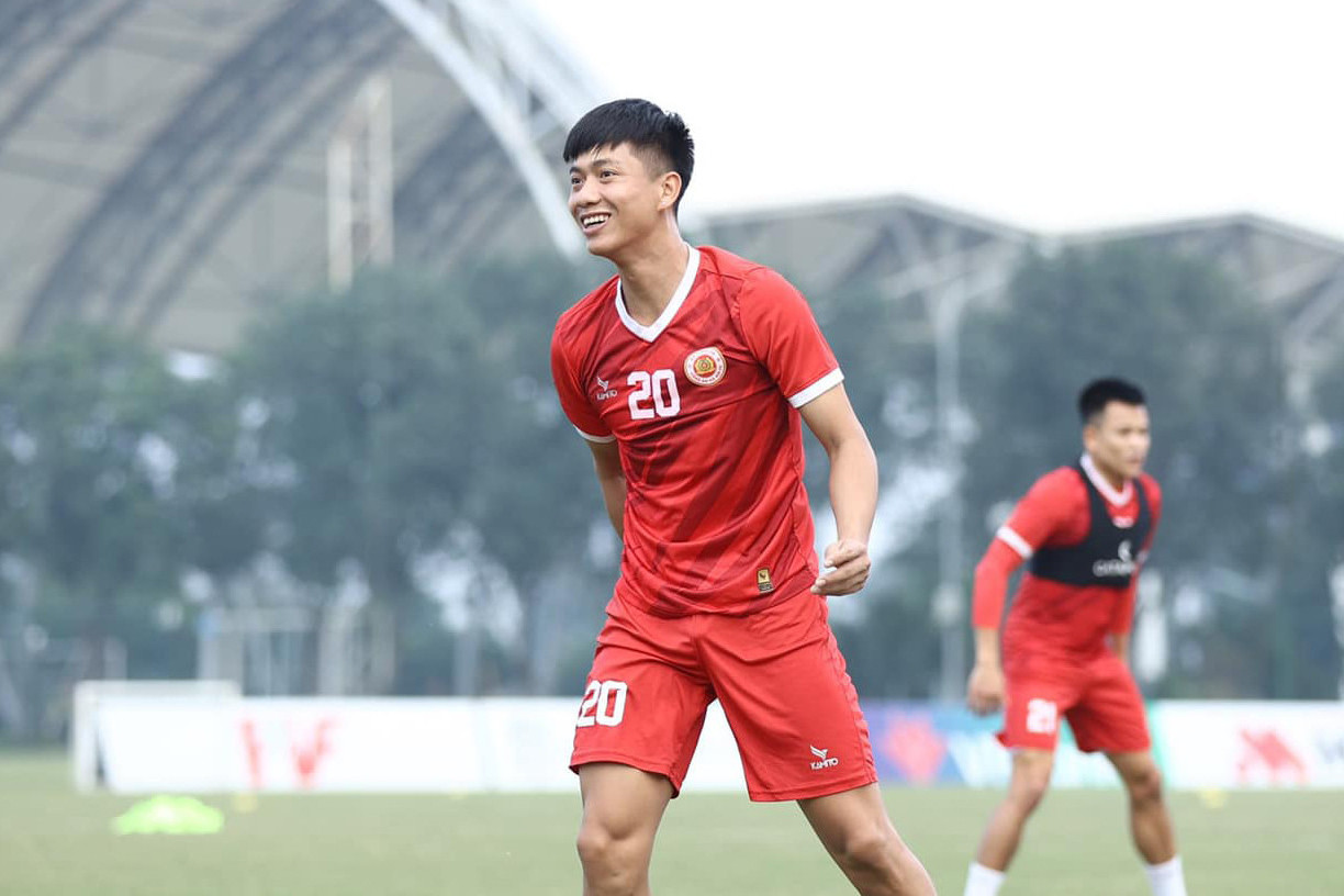 HLV Kiatisak tiết lộ lí do không dùng Phan Văn Đức trong trận thắng 2-0 SLNA