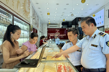 Kiểm tra loạt cửa hàng kinh doanh vàng ở Hà Nội, phát hiện nhiều vi phạm