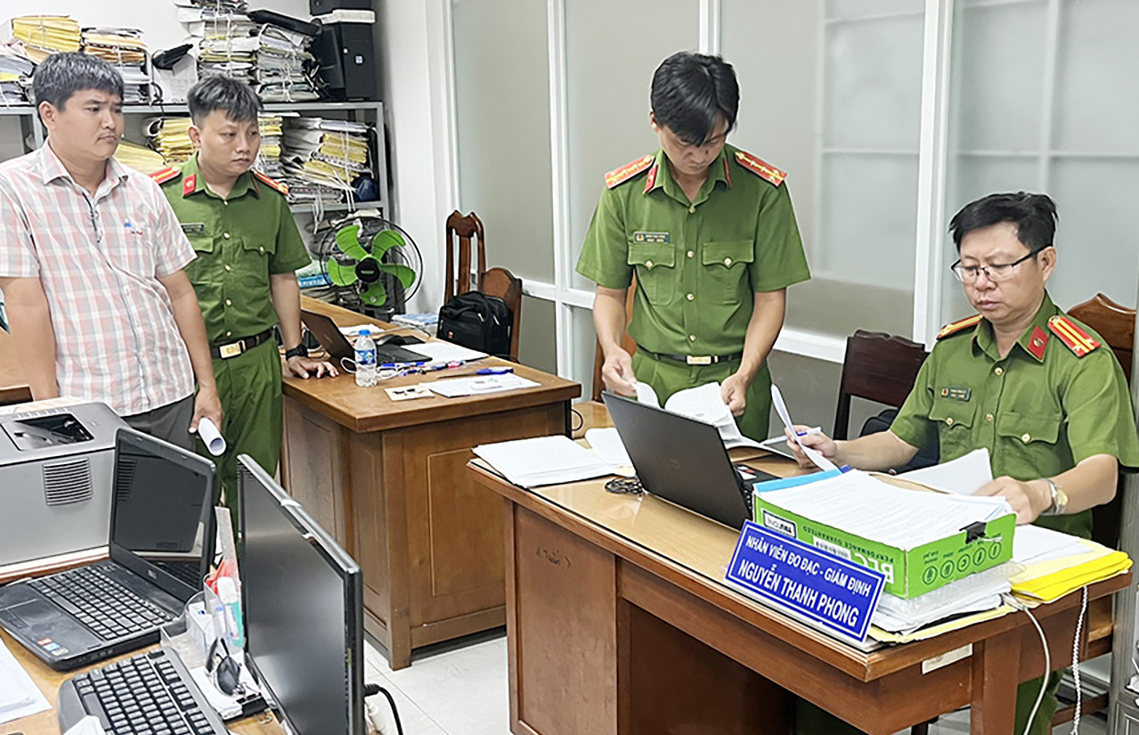 Loạt cán bộ được công an mời làm việc, văn phòng đăng ký đất đai 'kêu cứu'