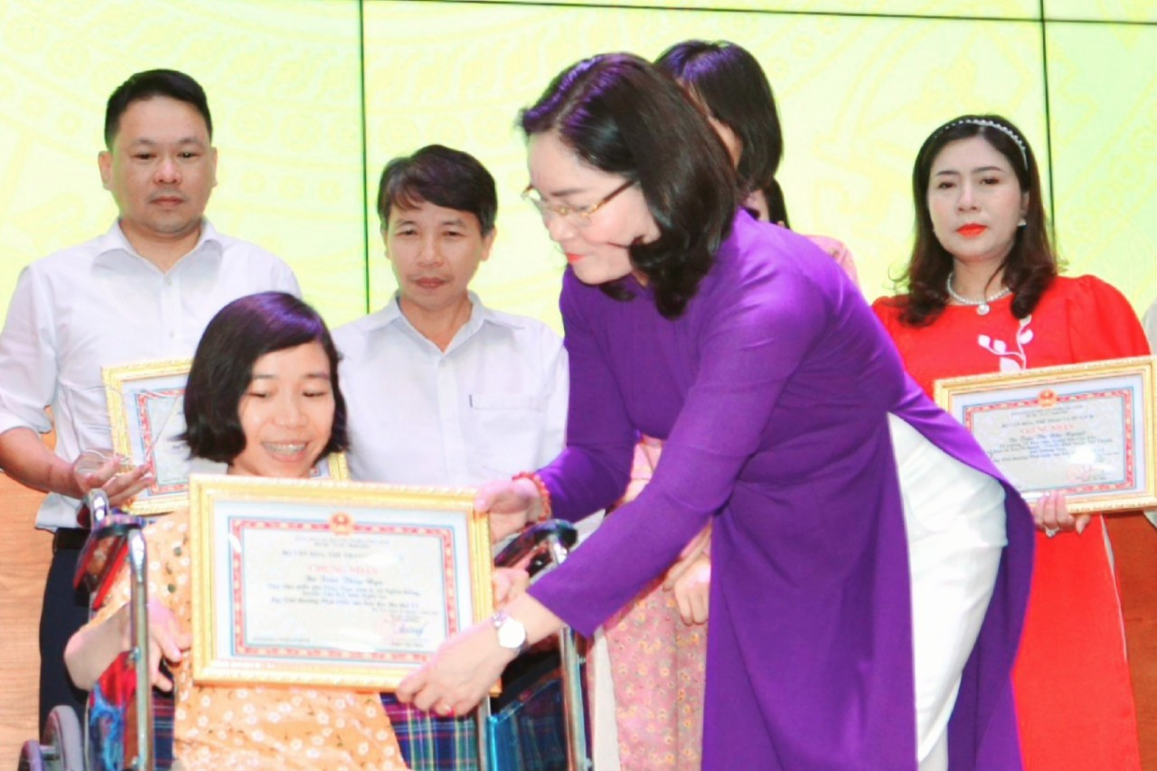 Người phụ nữ khuyết tật giành 'Giải thưởng phát triển văn hóa đọc'
