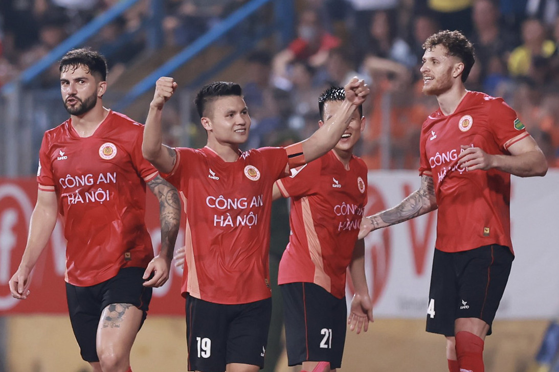 Quang Hải ghi siêu phẩm, làm điều đặc biệt ở Hàng Đẫy