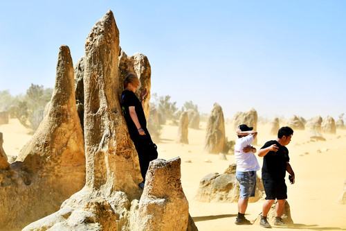 Sa mạc phủ kín nghìn cột đá hình thù kỳ lạ, cảnh ngoạn mục chưa từng có