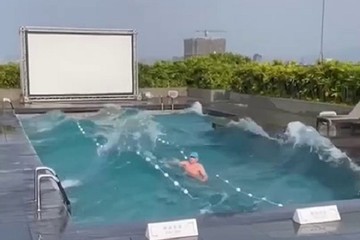 Video du khách điềm tĩnh đứng giữa bể bơi dậy sóng trong động đất ở Đài Loan