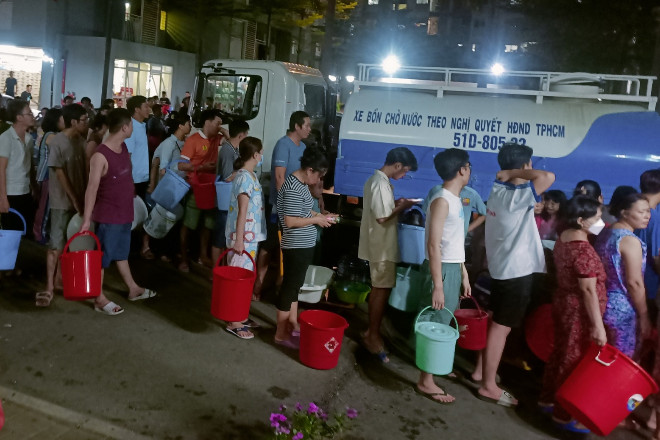 Vỡ đường ống, nghìn hộ dân ở Thủ Đức xếp hàng cả đêm chờ hứng nước sạch