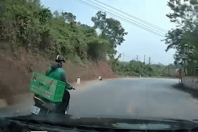 Vượt ẩu ngay khúc cua, nam thanh niên shipper bị xe tải quệt ngã xuống đường