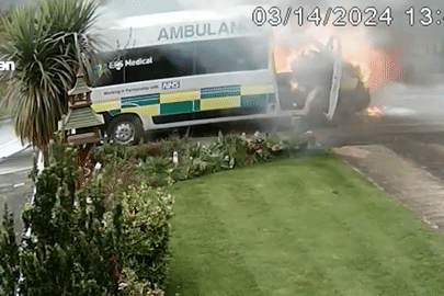 Xe cứu thương bất ngờ phát nổ rồi bốc cháy dữ dội