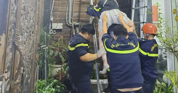 Cảnh sát dùng thang cứu người phụ nữ rơi xuống mái tôn tầng 1