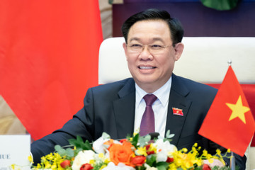 Chủ tịch Quốc hội điện đàm với tân Chủ tịch Thượng viện Campuchia Hun Sen