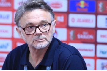 Coach Troussier issues apology to Vietnamese fans