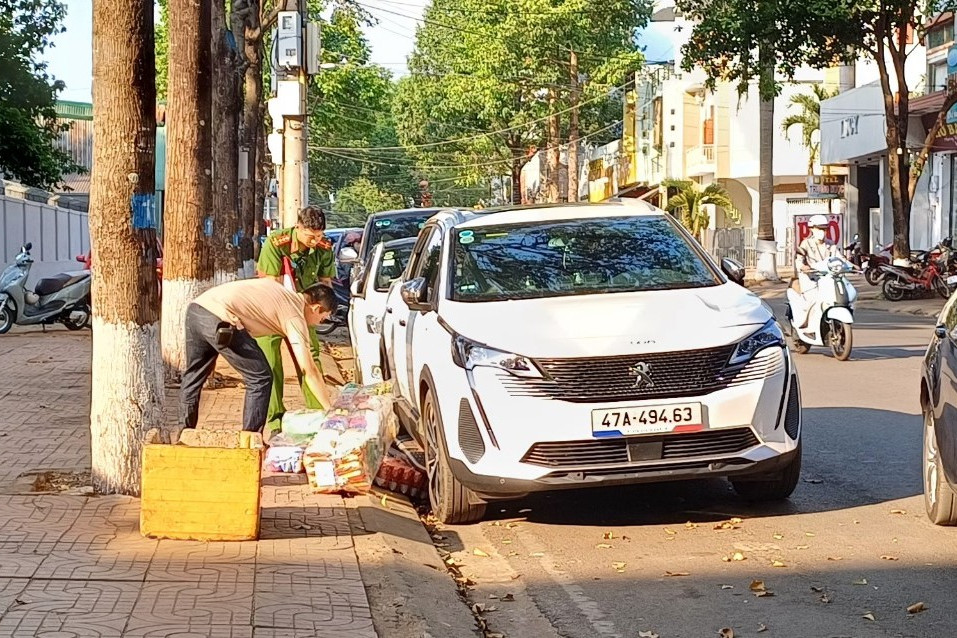 Đập kính ô tô, trộm hàng trăm triệu giữa trưa