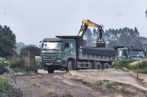 Đoàn xe chở vật liệu 'băm nát' đường đê, cuốn bụi vào khu dân cư ở Bắc Ninh