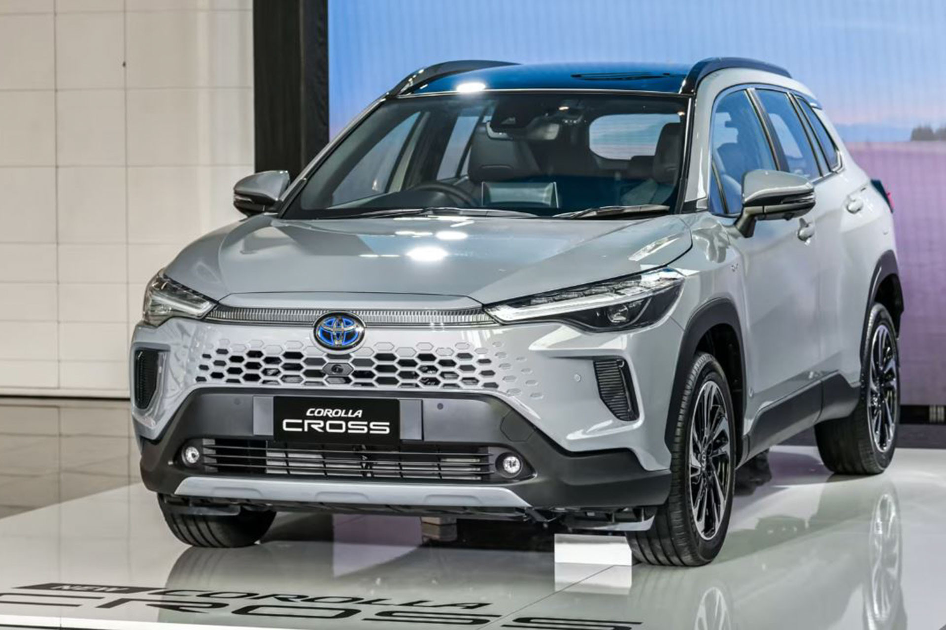 Toyota Corolla Cross 2024 sắp ra mắt giảm tới 50 triệu đồng, đua cùng Territory