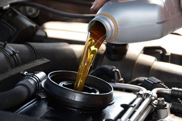 Xe ô tô sẽ ra sao nếu đổ nhầm dầu động cơ diesel vào động cơ xăng?