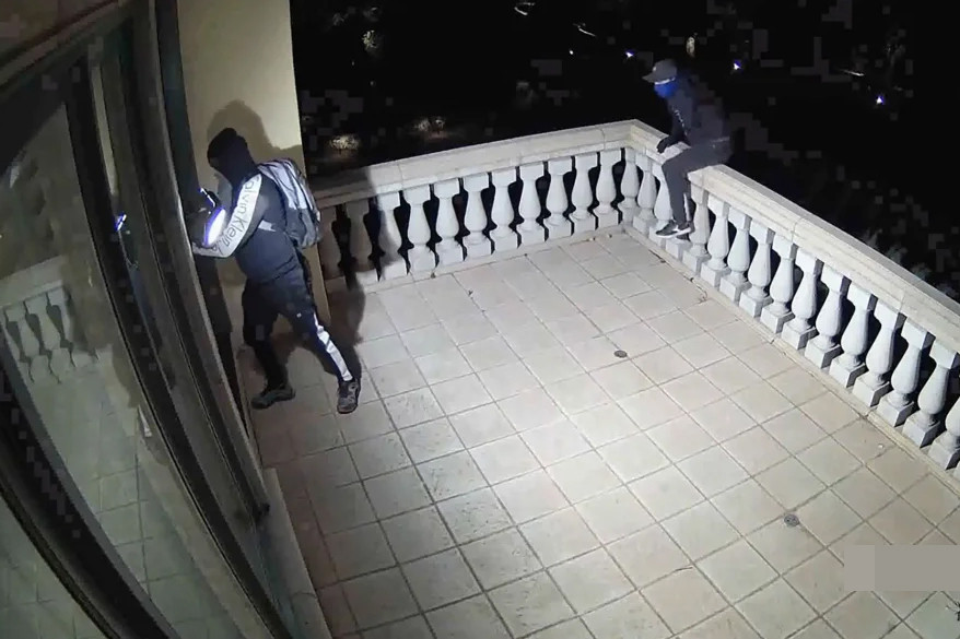 du khach ngoai trom cap.jpg