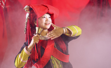 Khách Tây thích thú 'du lịch Sa Pa', ngắm thiếu nữ Dao đỏ múa chuông giữa Hà Nội