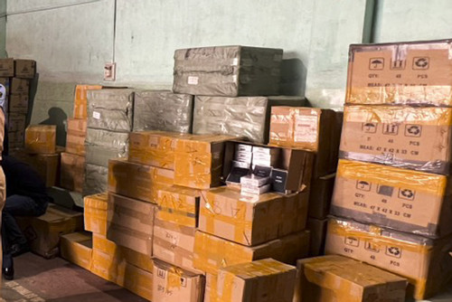 Phát hiện hơn 1.000 lọ nước hoa nghi hàng lậu tại Bắc Giang