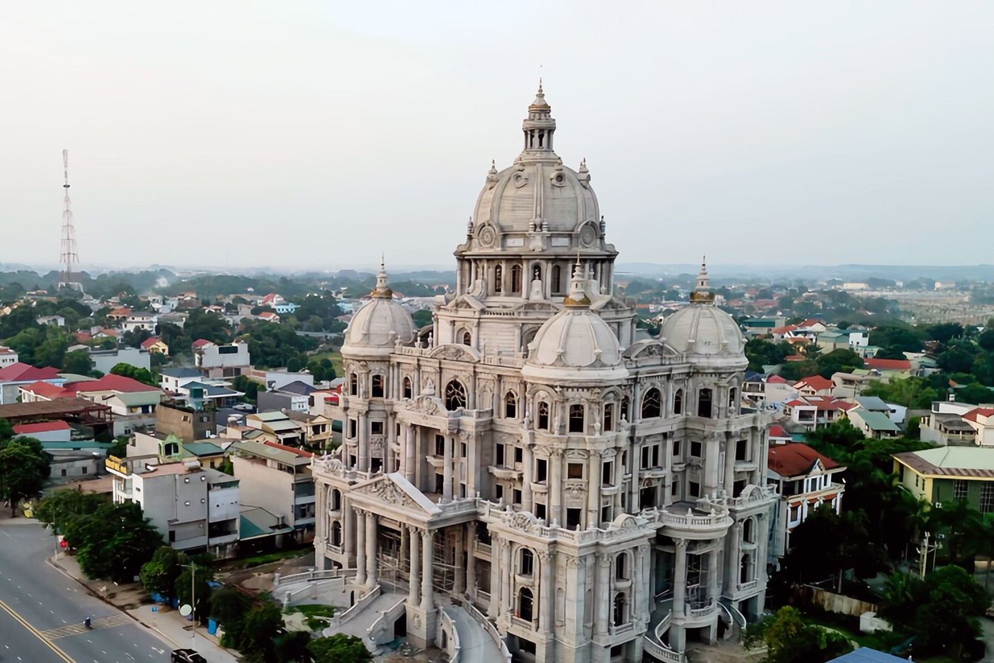 Tòa lâu đài nguy nga trên khu đất 'vàng' của đại gia xăng dầu