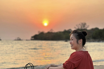 Việt Anh than 'sốc nhiệt' khi đi du lịch, NSND Hồng Vân giản dị trước biển