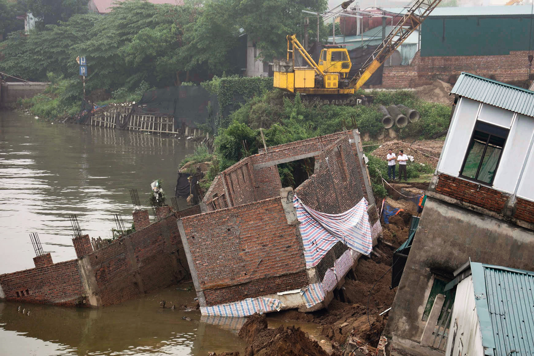 Cận cảnh những căn nhà bị đổ sập xuống sông Cầu ở Bắc Ninh