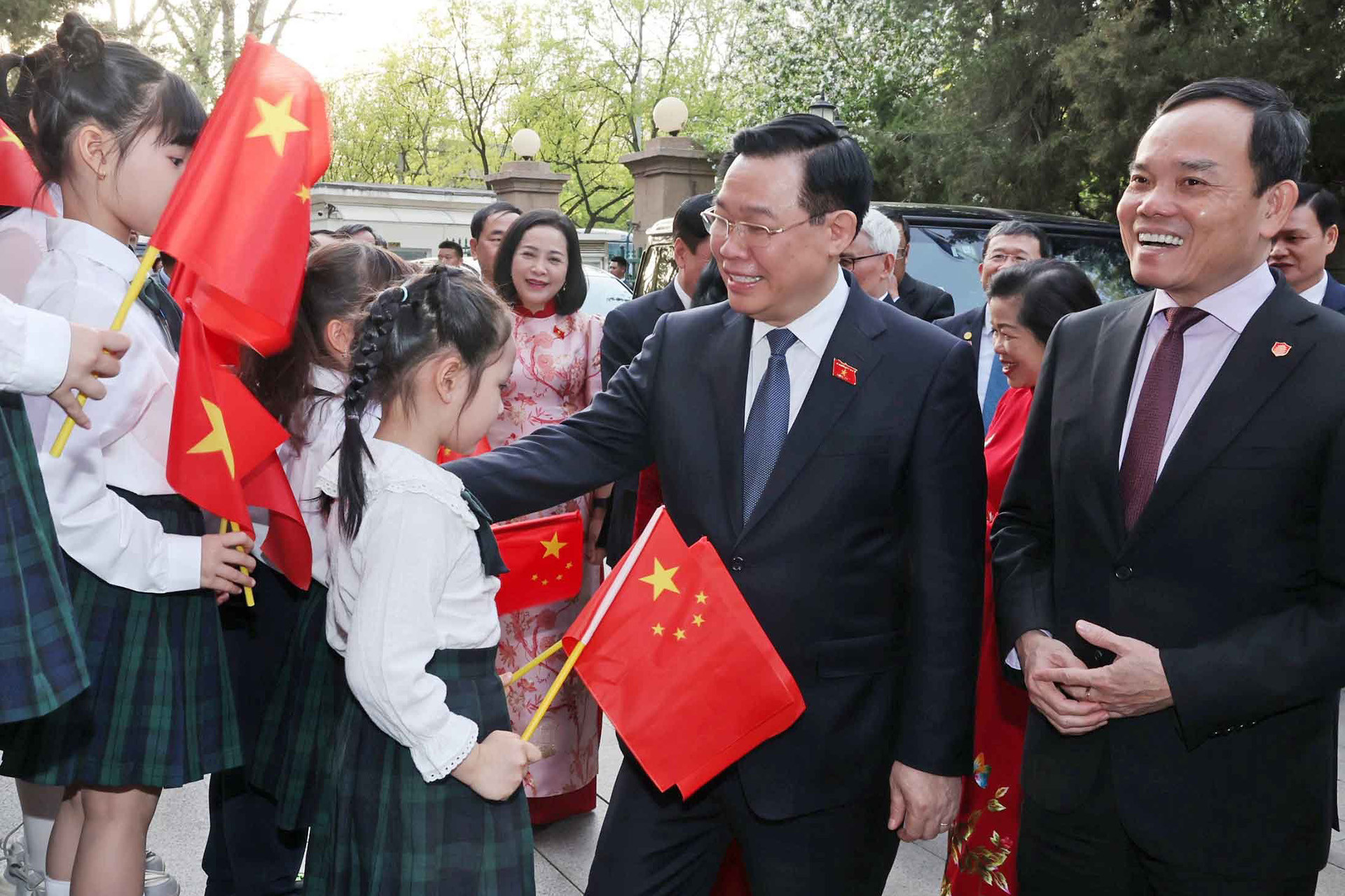 Chủ tịch Quốc hội Vương Đình Huệ gặp mặt cộng đồng người Việt tại Trung Quốc