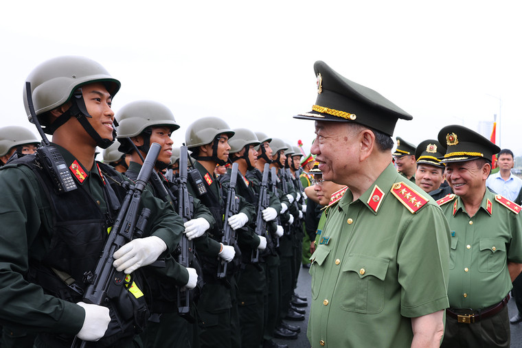 Đại tướng Tô Lâm kiểm tra tổng duyệt diễu binh của hơn 5.000 cảnh sát cơ động