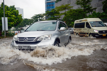 Lái xe qua đường ngập nước, đi lùi có hiệu quả hơn đi tiến?