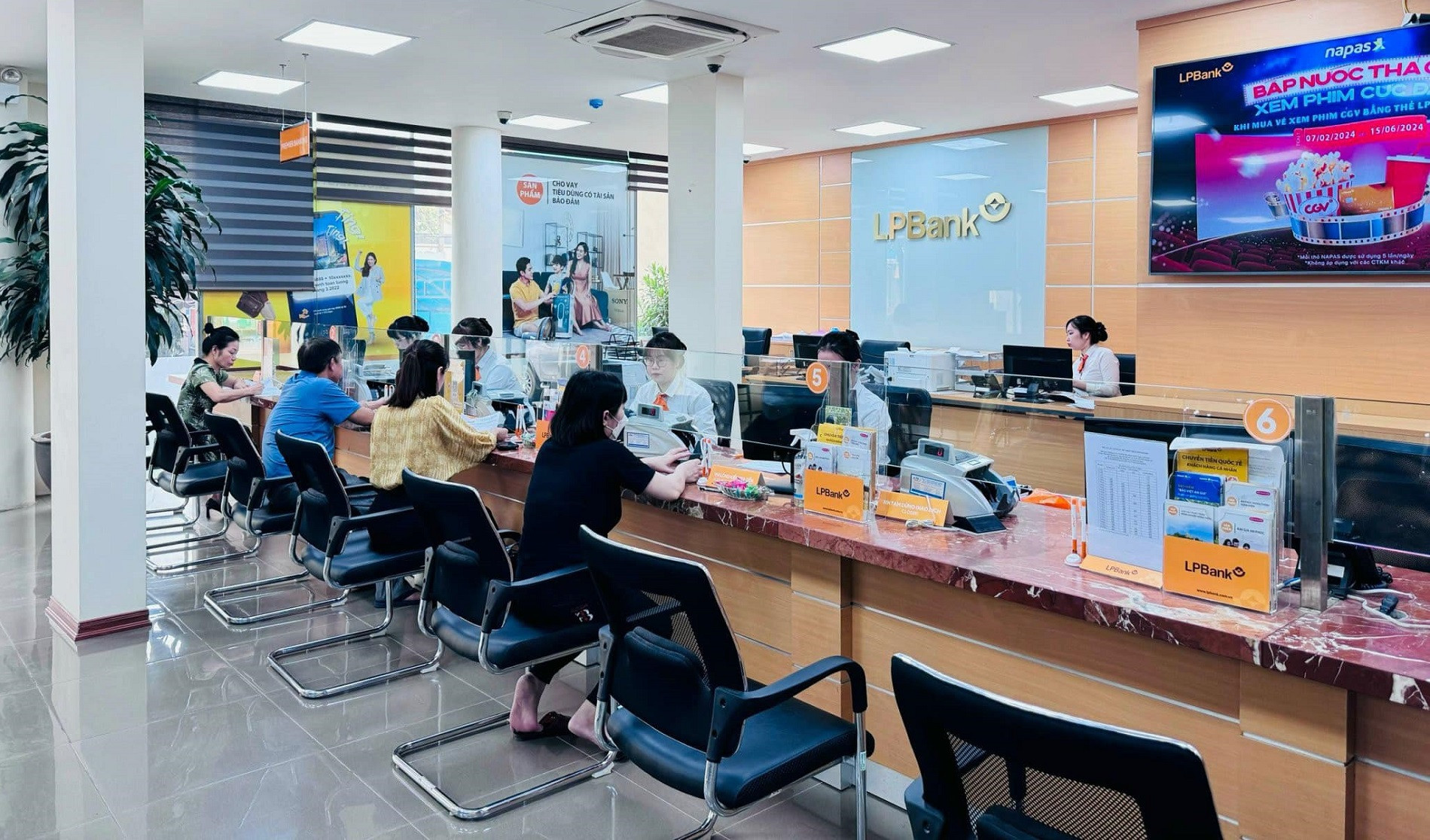 lpbank hoa binh.jpg