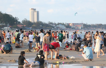 Nắng nóng gay gắt, du khách đổ về biển Vũng Tàu giải nhiệt ngày cuối tuần