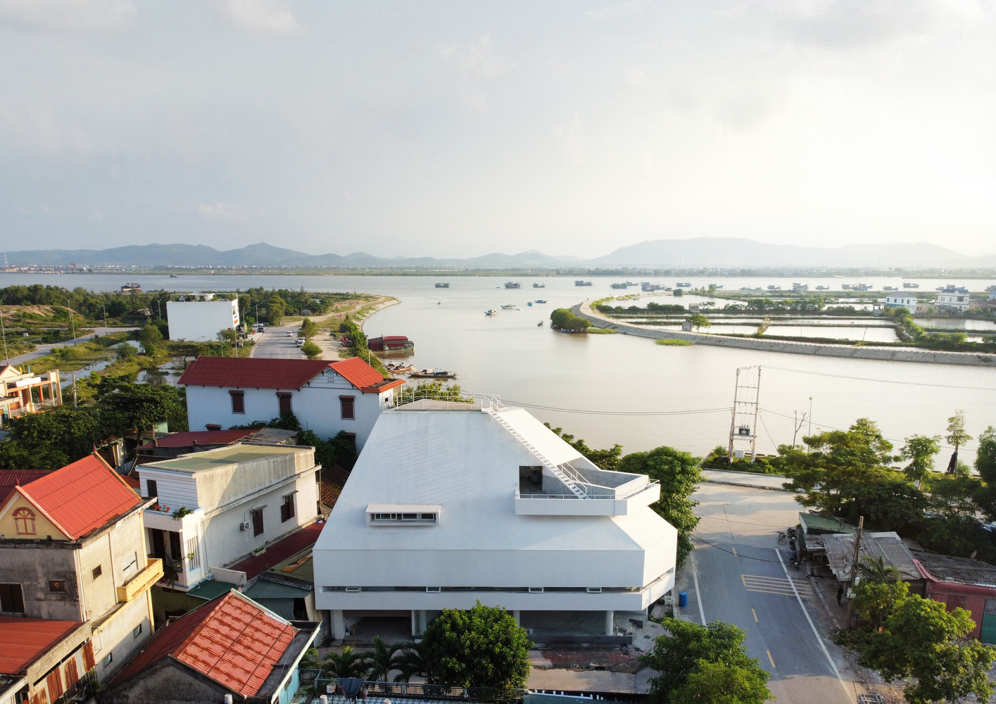 Mặt tiền ngôi nhà nằm trên con đường kéo dài đến chợ đầu mối; phía sau thông ra bờ sông - nơi thuyền bè tập trung buôn bán bằng đường thủy. 