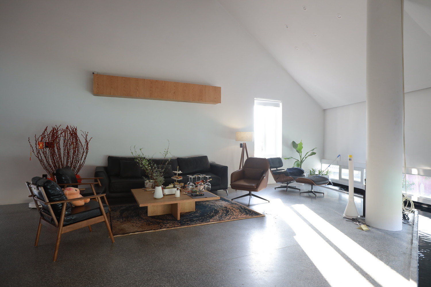 Không gian phòng khách với nội thất tối giản nhất để ngôi nhà được thông thoáng.