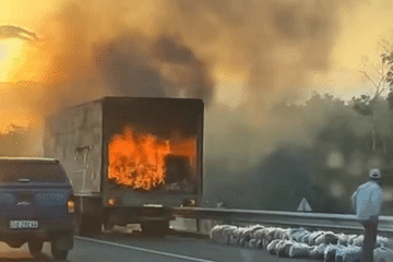 Xe tải cháy dữ dội trên cao tốc Phan Thiết - Dầu Giây
