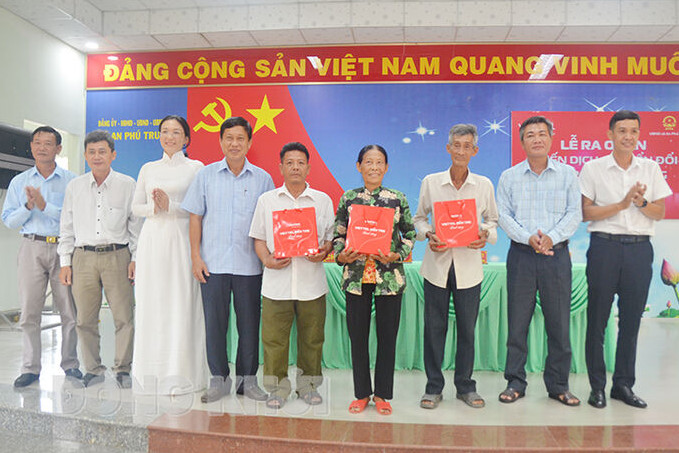 Bến Tre vận động người dân chuyển đổi máy 2G lên máy 4G