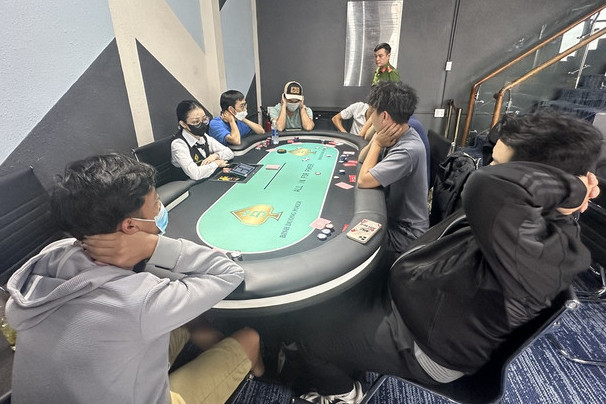 Chơi bài Poker thế nào để không sa vào tội đánh bạc?