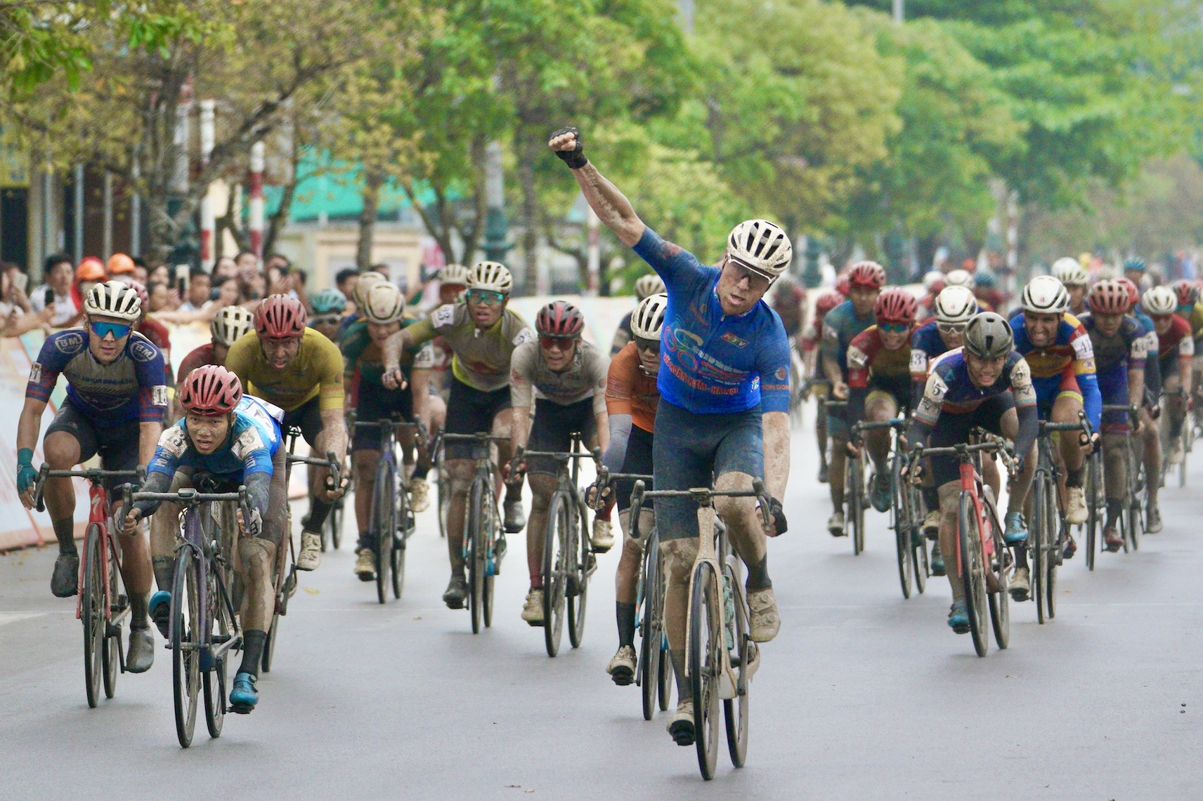 Cúp xe đạp TH TP.HCM 2024: Gay cấn cuộc đua áo vàng