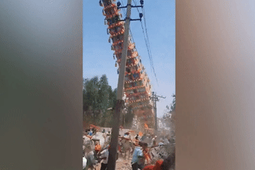 Khoảnh khắc tòa tháp khổng lồ đổ sập xuống dòng người đang tham gia lễ hội