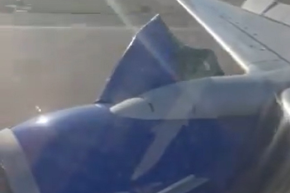 Khoảnh khắc vỏ động cơ bung mảng lớn lúc máy bay Boeing cất cánh