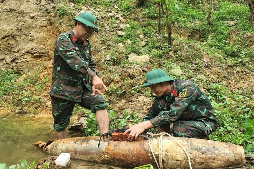 Phát lộ bom nặng hơn 200kg còn nguyên kíp nổ khi làm đường ở Nghệ An