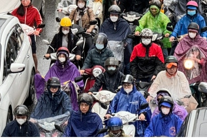Traffic jams hit capital as Hanoians begin working week amidst drizzle