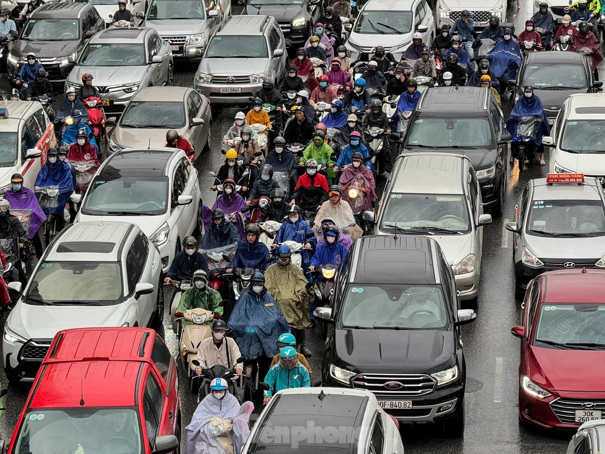 traffic jams hit capital as hanoians begin working week amidst drizzle picture 1