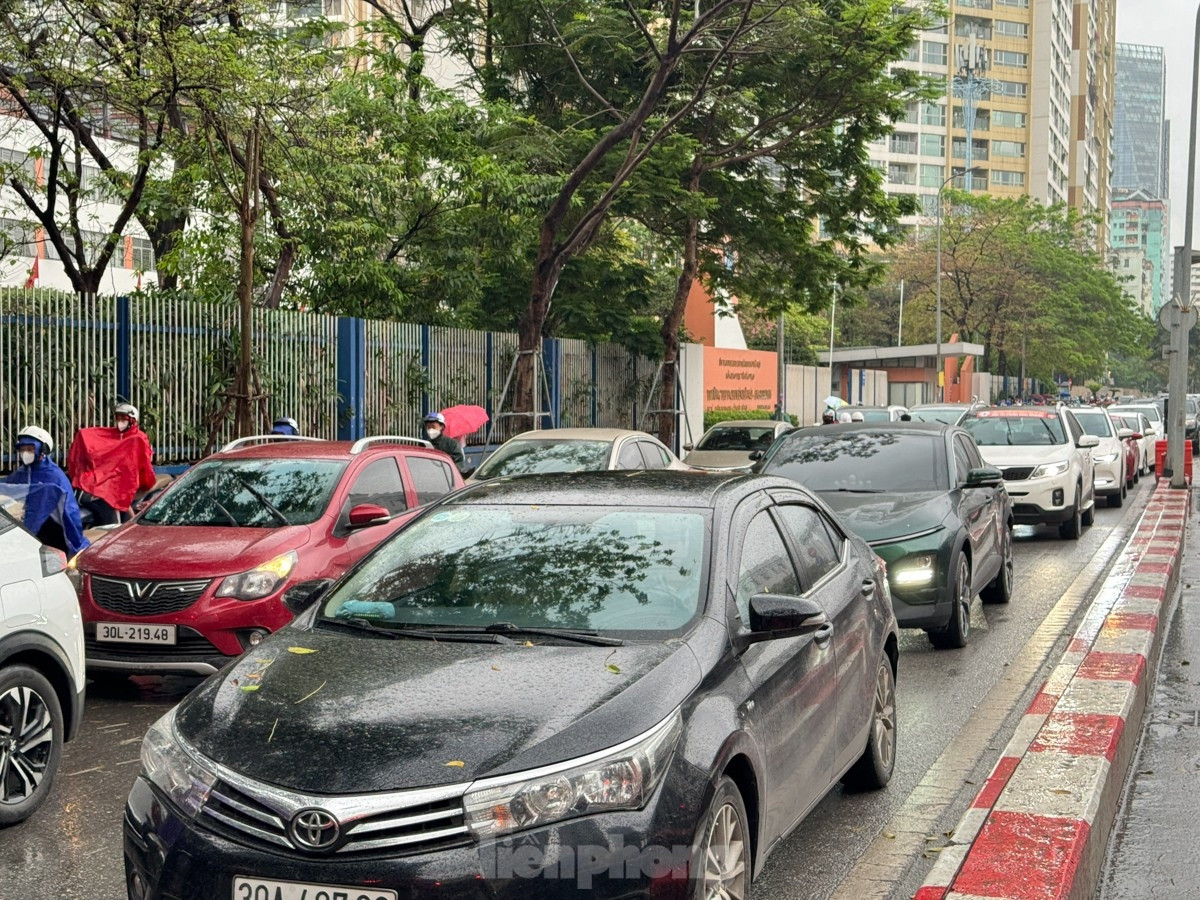 traffic jams hit capital as hanoians begin working week amidst drizzle picture 4