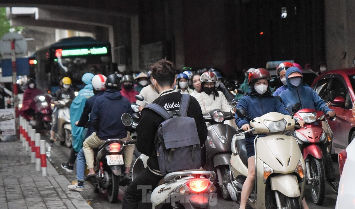 traffic jams hit capital as hanoians begin working week amidst drizzle picture 7