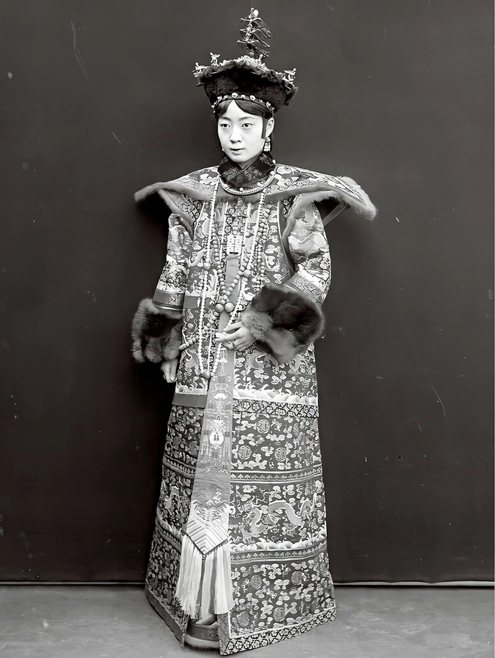 Tnh bn k l ca Hong hu Trung Hoa cui cng v n gia s ngi Anh