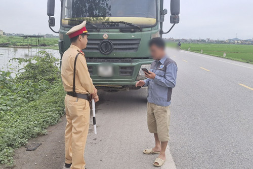 Xử lý nghiêm các xe chở vật liệu 'băm nát' đường đê sau phản ánh của VietNamNet