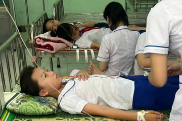 23 học sinh bất ngờ nôn, khó thở vì chất lạ trong bình nước ở trường