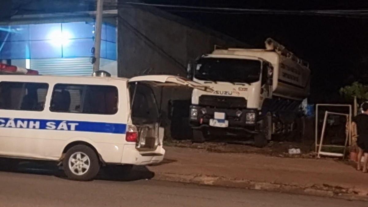 cha lui xe can chet con.jpg