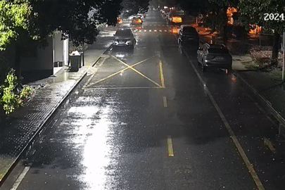Đứa trẻ 6 tháng tuổi bò lổm ngổm trong đêm mưa được người đi đường giải cứu