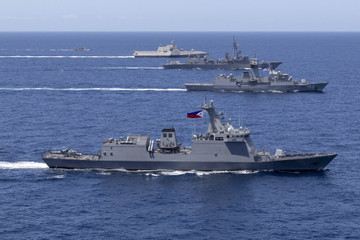 Hình ảnh tàu chiến Mỹ và đồng minh diễn tập tuần tra ở Biển Đông