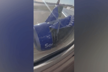 Khoảnh khắc vỏ động cơ máy bay Boeing 737 rung 'phần phật' trong gió