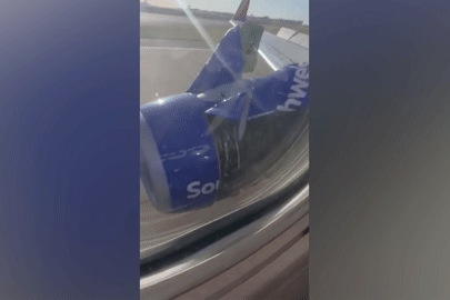Khoảnh khắc vỏ động cơ máy bay Boeing 737 rung 'phần phật' trong gió
